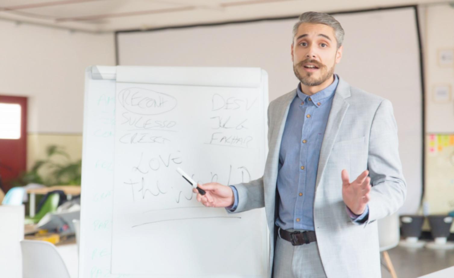 Participants lors d'une formation parquilento analysant des données financières